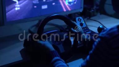 赛车座椅模拟器驾驶舱与方向盘和在赛车在线电子游戏。 酷驾驶技能